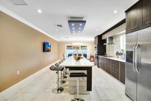 eine Küche mit einer Insel in der Mitte eines Raumes in der Unterkunft Luxury 4BR & 4BA Villa Heated Pool Minutes To Beach in Hollywood + 34 Fotos