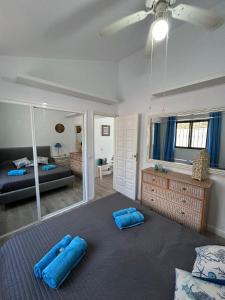 ein Zimmer mit einem Bett mit zwei blauen Kissen darauf in der Unterkunft Villa Sole# Luxury Amarilla Golf in San Miguel de Abona + 35 Fotos
