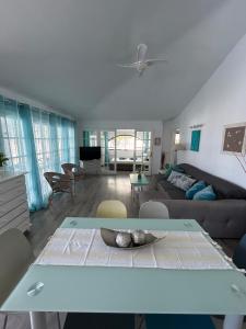 ein Wohnzimmer mit Sofa und Tisch in der Unterkunft Villa Sole# Luxury Amarilla Golf in San Miguel de Abona