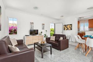 TV a/nebo společenská místnost v ubytování Villa Lantana by Villa Plus