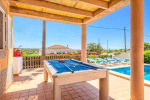 Bazén v ubytování Villa Lantana by Villa Plus nebo v jeho okolí