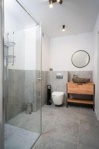 Ένα μπάνιο στο Golf & Lake House 16