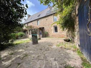 an external view of the house from the driveway at Grande maison de famille - Le Petit Pontébart in Paimpol