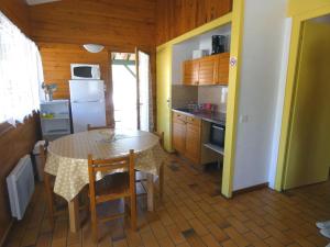 a kitchen with a table and chairs and a refrigerator at La molinie in Brocas