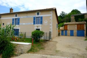 Το κτήριο όπου στεγάζεται  η παραθεριστική κατοικία