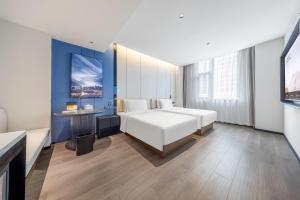 Ένα ή περισσότερα κρεβάτια σε δωμάτιο στο Atour Hotel Wuhan Optics Valley Plaza Nationalities University +13 φωτογραφίες