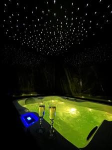 Bazén v ubytování ELÉGANCE & SPA - chambre d'hôtes avec sauna et jacuzzi privatif nebo v jeho okolí