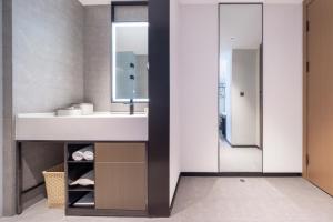 A bathroom at Atour Hotel Wuhan Optics Valley Plaza Nationalities University