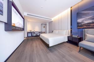 A seating area at Atour Hotel Wuhan Optics Valley Plaza Nationalities University