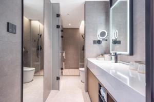 A bathroom at Atour Hotel Wuhan Optics Valley Plaza Nationalities University