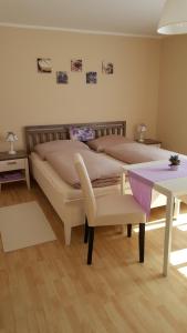 - une chambre avec 2 lits, une table et un sidx de table dans l'établissement Seeblick Krippenstein, à Obertraun