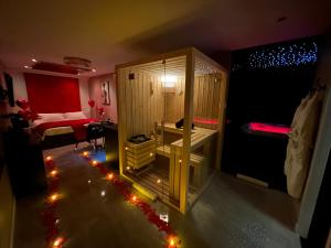 Postel nebo postele na pokoji v ubytování ELÉGANCE & SPA - chambre d'hôtes avec sauna et jacuzzi privatif