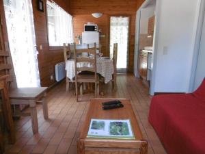a living room with a table and a dining room at La brande in Brocas