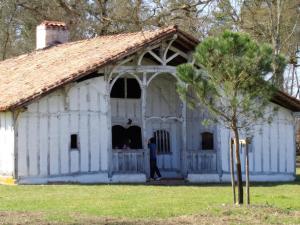 Το κτήριο όπου στεγάζεται  η παραθεριστική κατοικία