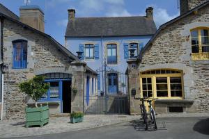 a bicycle parked in front of a building at Les hortensias in Feins
