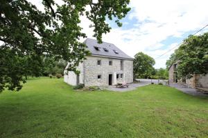 an old stone house with a green yard at Bonnevigne in Lys