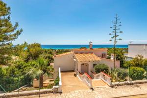 uma casa com vista para o oceano em Villa Caterina by Villa Plus em Alaior