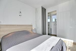 ein Schlafzimmer mit einem Bett und einem Fenster in der Unterkunft Ty rigadeau in Gâvres