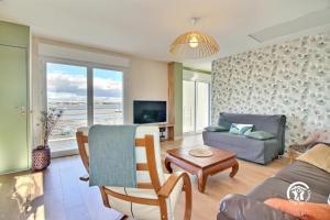 ein Wohnzimmer mit Sofa und Tisch in der Unterkunft Ty rigadeau in Gâvres