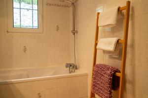 a bathroom with a tub and a sink and a shower at Gîte la parro 2/4 personnes in Cultures +16 photos