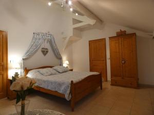 Un dormitorio con una cama y una cómoda. en Louisiane, en Onard