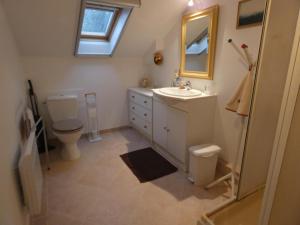 Un baño con lavabo, inodoro y espejo. en Louisiane, en Onard 17 fotos más