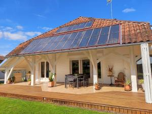 una casa con solárium en la cubierta en Louisiane, en Onard