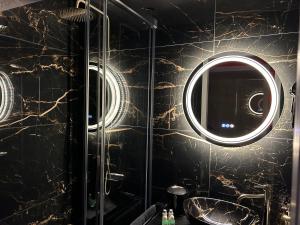 Koupelna v ubytování ELÉGANCE & SPA - chambre d'hôtes avec sauna et jacuzzi privatif + 5 fotografií
