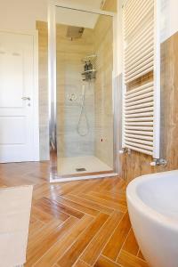 a bathroom with a shower and a sink and a tub at Casa Giulia - 4 minuti a piedi dal mare in Varazze