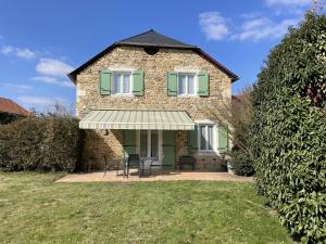 a large brick house with a table and chairs at Chez evon in Jurançon