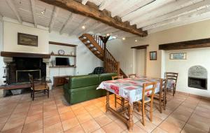 a living room with a table and a green couch at Chez evon in Jurançon