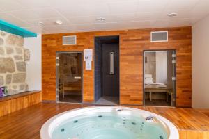 ServeretteにあるLa maison de maitre - domaine de coulagnettesの部屋の真ん中にあるジャグジー浴槽 +38枚の写真