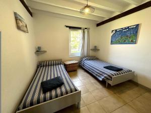 two beds in a room next to each other at Gîte jean in Horsarrieu
