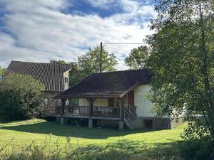a house with a large deck in a yard at Le moulin in Préchacq