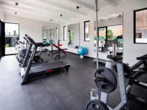 un gimnasio con varias cintas de correr y una cinta de correr en Tyne Luxury Apartments, en Durban