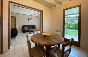 a dining room with a table and a couch at Beratarbide in Laroin