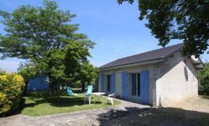 a small house with a table and chairs in the yard at Beratarbide in Laroin