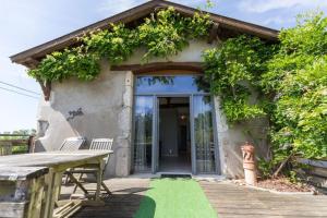 a house with a table and chairs in front of it at Cabernet in Benesse-lez Dax