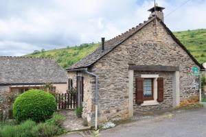 an old stone house with a cross on the roof at Gîte Gîtes de France 2/3 personnes à Malecombe in Cubières