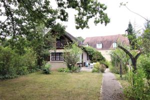 a house with a garden and a path leading to it at Cauhape in Auga