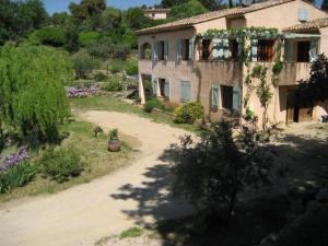 a house with a dirt road in front of it at Villa la desirade in Cotignac