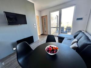 un salon avec un bol de fruits sur une table dans l'établissement Sarbi Mare, à Sarbinowo