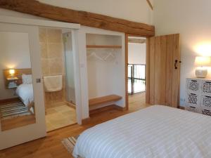 ein Schlafzimmer mit einem Bett und einer ebenerdigen Dusche in der Unterkunft Artbarn in Champsac + 23 Fotos
