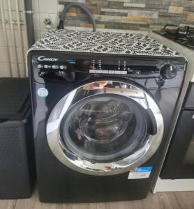 a washing machine is sitting next to a stove at Appartement Clermont-Ferrand F3 2 chambres 1 chambre avec 1 lit simple et 1 chambre avec 2 lits doubles in Clermont-Ferrand +12 photos