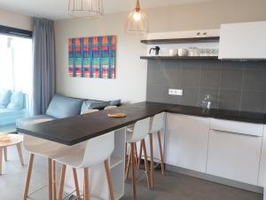 Η κουζίνα ή μικρή κουζίνα στο Appartement 2 chambres, balcon, piscine chauffée, accès plage, animaux admis, parking - FR-1-194-194 +14 φωτογραφίες