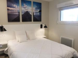 Ένα ή περισσότερα κρεβάτια σε δωμάτιο στο Appartement 2 chambres, balcon, piscine chauffée, accès plage, animaux admis, parking - FR-1-194-194