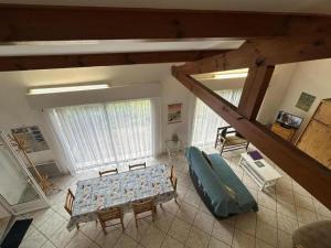 an overhead view of a living room with a couch at Rose in Biscarrosse