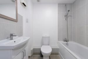 Vannituba majutusasutuses Lovely 1 Bed Condo near Lake