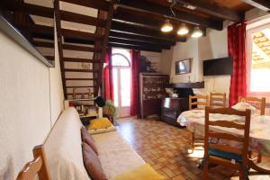 een woonkamer met een bank en een tafel bij La foret in Aydie