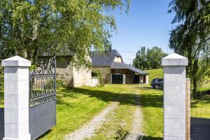 a gate in front of a house with a driveway at Le gout in Lasseubetat